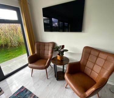 Hadlow House | Court Lane Stables - Premium Rural Retreat with Hot Tub