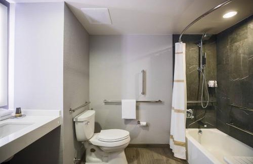 Near West Side Hotel | Courtyard by Marriott Chicago at Medical District-UIC