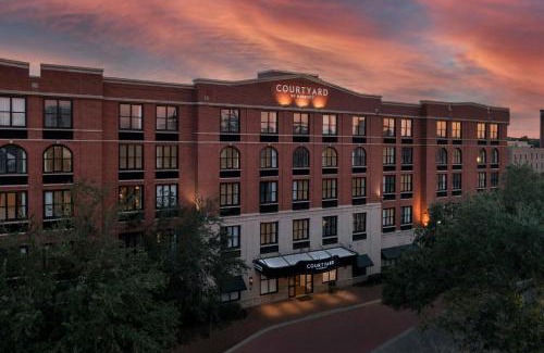 Old West Broad Neighborhood Hotel | Courtyard by Marriott Savannah Downtown - Historic District