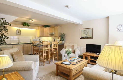 Bibury Cottage | COURTYARD COTTAGE, family friendly, with a garden in Bibury