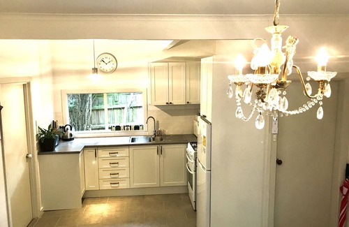 Healesville House | Courtyard Cottage - Vintage Beauty, Walk To Town.
