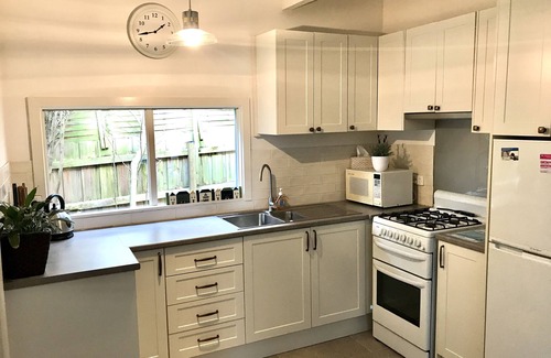 Healesville House | Courtyard Cottage - Vintage Beauty, Walk To Town.