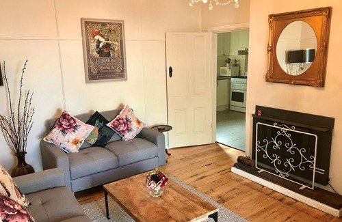 Healesville House | Courtyard Cottage - Vintage Beauty, Walk To Town.
