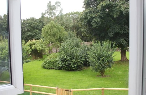 Milford Haven Cottage | Courtyard Cottage with hot tub and walled garden