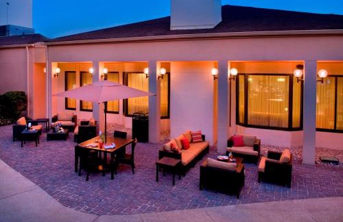 Newark Hotel | Courtyard Newark Liberty International Airport