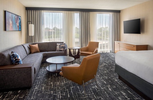 South Philadelphia Hotel | Courtyard Philadelphia South at The Navy Yard