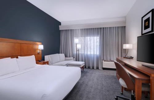 Bearss Plaza Hotel | Courtyard Tampa North/I-75 Fletcher