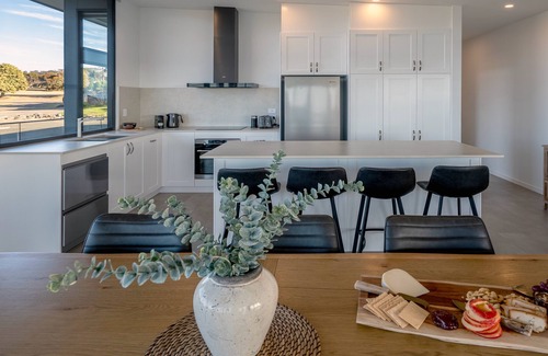 Penneshaw Apartment | Cove Landing Marina Apartments 1,2&3 Sleeps 12