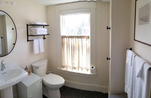 Durham House | Coveted Public House suite, food trucks & craft beer on site, walk to UNH & town