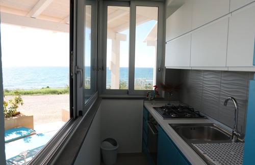 Cava dʼAliga House | Covo dei Marinai, sea front, wifi, bbq, parking, a few meters from the sea