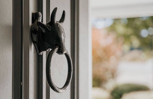 Trentham House | Cow Bell Cottage - Trentham, Retreat, perfect for Families, Bikers, and Foodies.