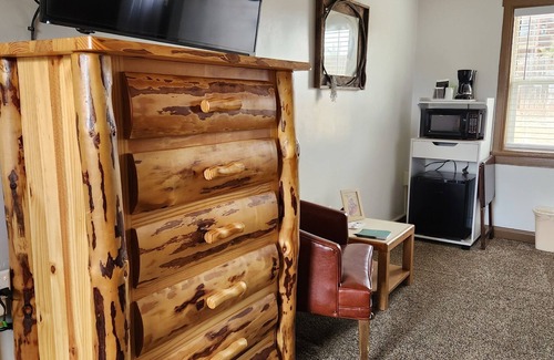 Escalante Hotel | Cowboy Country Inn - Queen Room