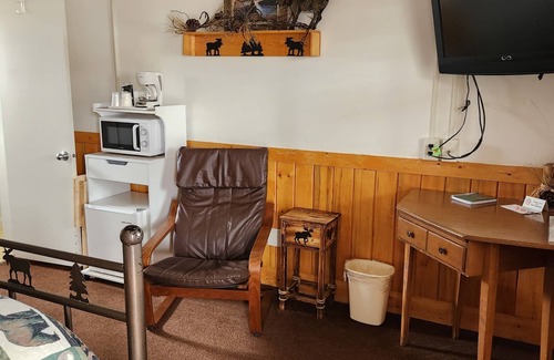 Escalante Hotel | Cowboy Country Inn - Queen Room