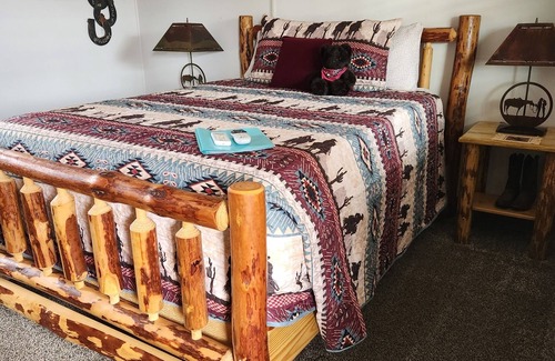 Escalante Hotel | Cowboy Country Inn - Queen Room