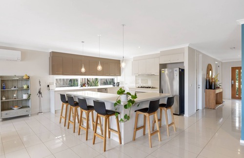 Cowes House | Cowes - Modern 5 Bedroom house with solar heated swimming pool, spa & sauna