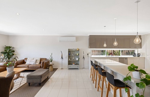 Cowes House | Cowes - Modern 5 Bedroom house with solar heated swimming pool, spa & sauna