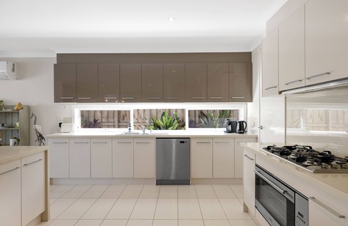 Cowes House | Cowes - Modern 5 Bedroom house with solar heated swimming pool, spa & sauna