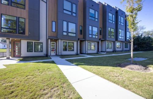 Radnor House | Cowgirl Up 4BD 4.5BTH Rooftop Views