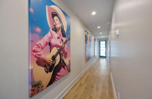 Radnor House | Cowgirl Up 4BD 4.5BTH Rooftop Views