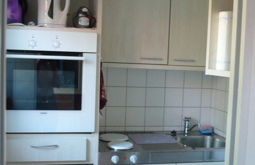 Eyendorf Apartment | Cox, bright ground floor single apartment, 35sqm, bedroom, living room, shower room, kitchen, internet, garden