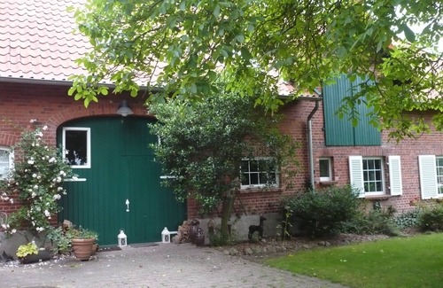 Eyendorf Apartment | Cox, bright ground floor single apartment, 35sqm, bedroom, living room, shower room, kitchen, internet, garden