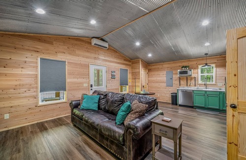 Fort Payne Cabin | Coyote Den-cozy cabin w/hot tub & fire pit