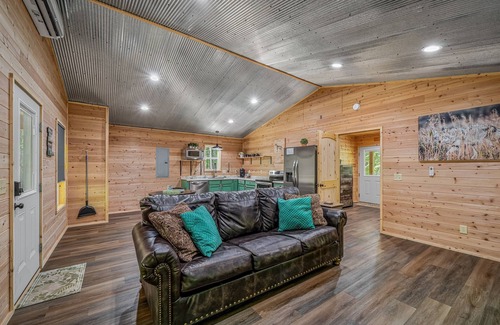 Fort Payne Cabin | Coyote Den-cozy cabin w/hot tub & fire pit