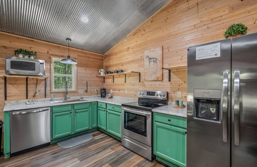 Fort Payne Cabin | Coyote Den-cozy cabin w/hot tub & fire pit