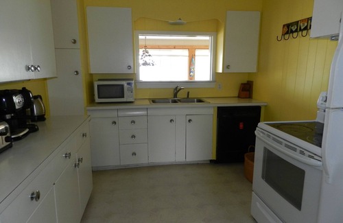 Swanton Cottage | Cozi 3 bedroom Lakefront Cottage with Private Beach