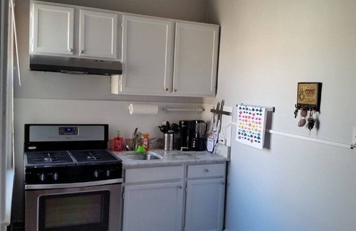 Ventnor City Condo | Cozy 1/1 condo 2 blocks from beach. $1,600 monthly rate October- April!