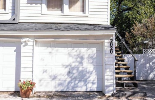 Sayles Blvd. Area Apartment | Cozy 1/1 upstairs garage apartment! 200 5-star ratings on the other platform!