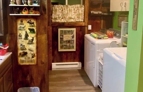 Darby Cabin | Cozy 1-bed cabin couples get-away w/hot tub and Starlink high-speed internet