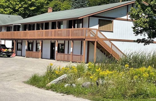 Mancelona Condo | Cozy 1-bed condo Schuss Mtn, Kitchenette, AC, WiFi