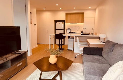 Box Hill Apartment | Cozy 1-Bed Flat with City Views