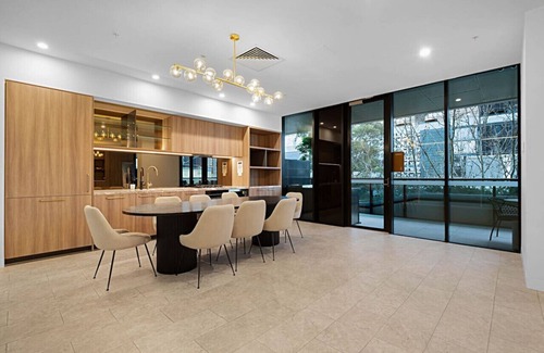 Box Hill Apartment | Cozy 1-Bed Flat with City Views