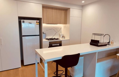Box Hill Apartment | Cozy 1-Bed Flat with City Views