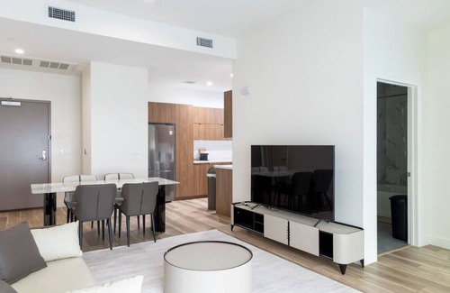 Wilshire Center Apartment | Cozy 1 Bed w/Balcony (ID241)
