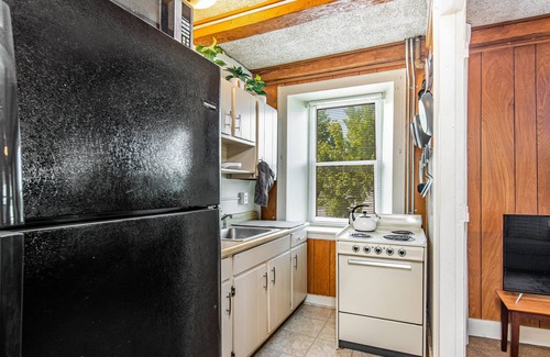 St. Albans Apartment | Cozy 1 Bedroom Apartment Close to Interstate and Many Outdoor Activities