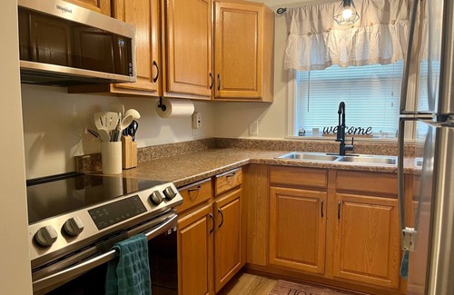 Royalton Apartment | Cozy 1-bedroom apartment in pleasant Middletown with WiFi, AC