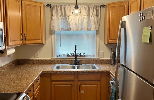 Royalton Apartment | Cozy 1-bedroom apartment in pleasant Middletown with WiFi, AC
