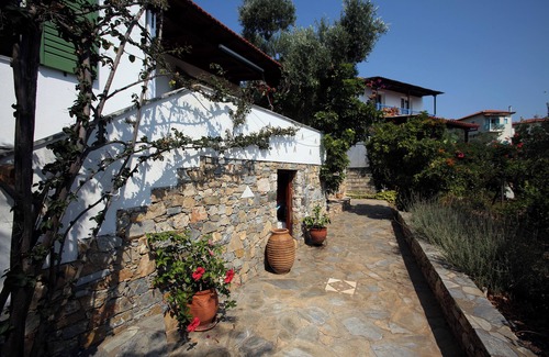 Steni Vala House | Cozy 1-bedroom apartment in enchanting Alonissos with AC, WiFi #2