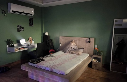 Mayur Vihar Phase III Apartment | Cozy 1-bedroom apartment with fitness room and AC in enjoyable New Delhi