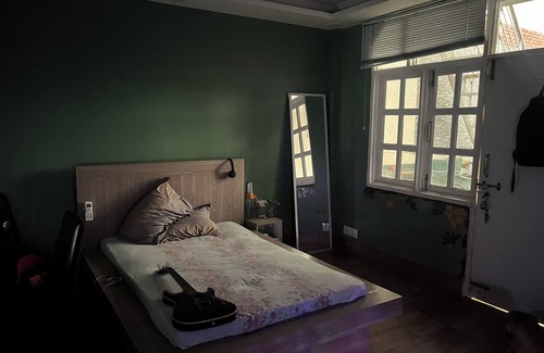Mayur Vihar Phase III Apartment | Cozy 1-bedroom apartment with fitness room and AC in enjoyable New Delhi