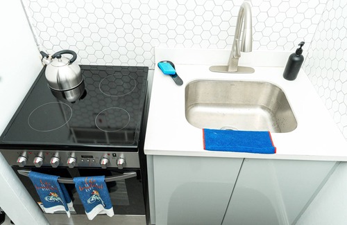 New Kingston Apartment | Cozy 1 bedroom Apartment in Kingston. 4 guests -1 bed/1 bath, w/pullout sofa bed