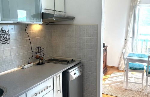 Igalo Apartment | Cozy 1-bedroom apartment in charming Njivice with WiFi, AC