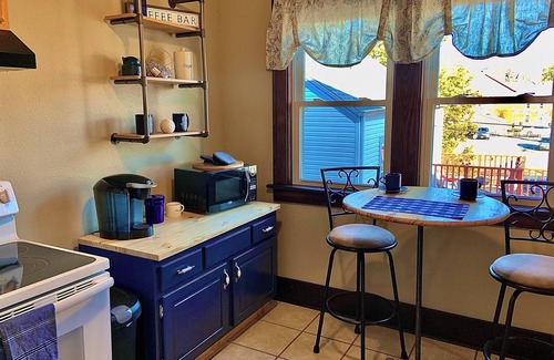 Dubuque Apartment | Cozy 1-bedroom apartment in historic Dubuque with AC, WiFi