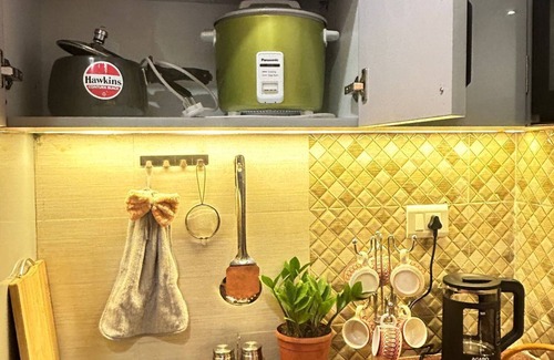 Dwarka Apartment | Cozy 1-bedroom apartment with WiFi, AC in pleasant Delhi