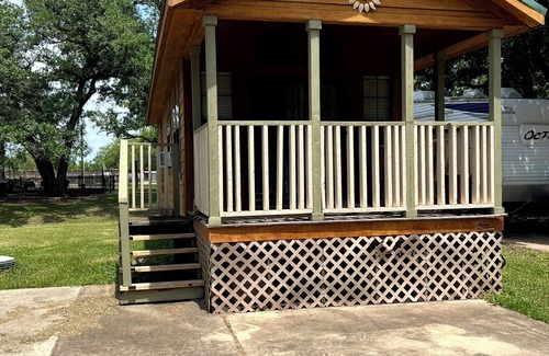Sweeny Cabin | Cozy 1-bedroom cabin in charming Sweeny with fitness room, WiFi