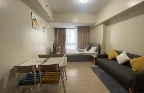 Bagumbayan Condo | Cozy 1-bedroom condo with WiFi, AC in wonderful Quezon City
