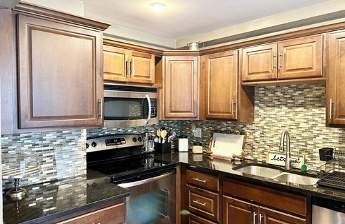 Country Club Plaza Area Condo | Cozy 1-bedroom condo with WiFi, AC in fabulous Plaza, Kansas City